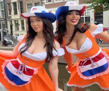 Amsterdam: Pub Crawl Tour with Beer Maid